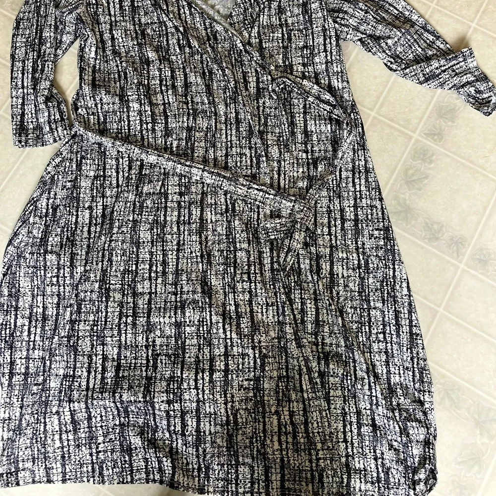 Lularoe Michelle True wrap New with Tags Dress Black White Slash Print‎
